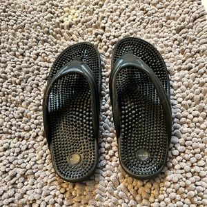 Barely used Kenkoh flip flop